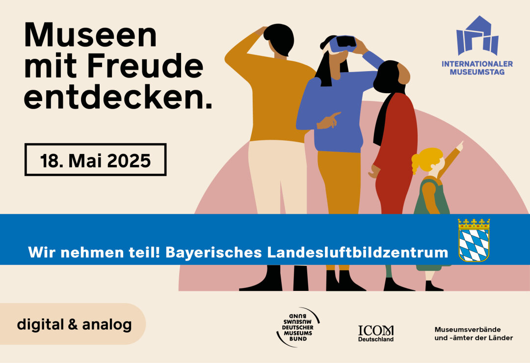 In der Bildmitte, vor einem hellroten Halbkreis, stehen drei erwachsene Personen und ein Kind. Sie sehen sich etwas in der Ferne an. Links steht der Text 